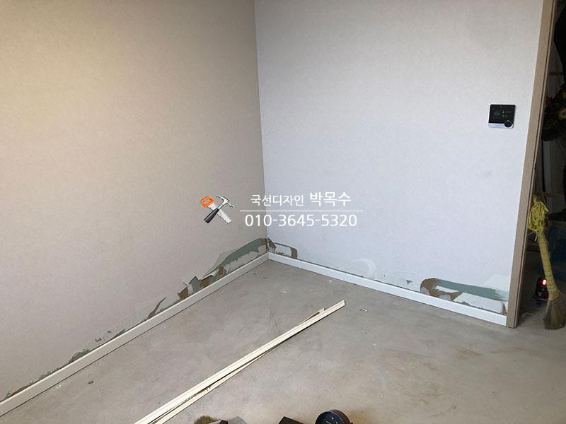 벽과 바닥 접합부 테이핑 및 기초 자재 배치 상태