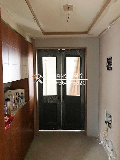 현관 복도에 검은색 유리 패널 도어를 설치하는 과정