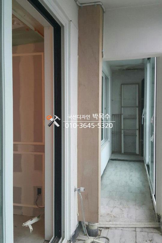 베이지색 마감재와 전기 소켓이 보이는 복도