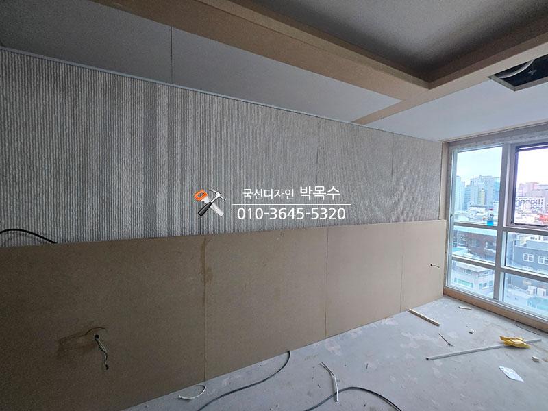 자재의 끝단을 다듬는 수공구 작업
