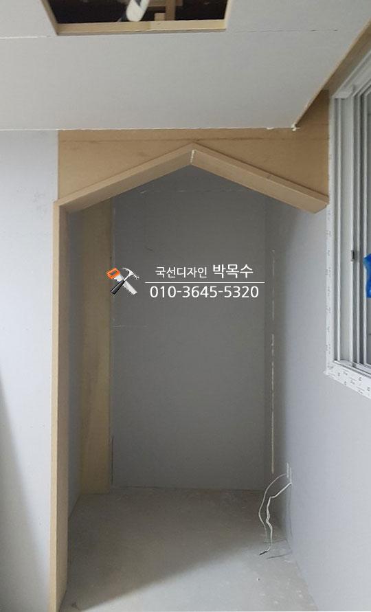 마감 전 흰색 페인트가 칠해진 텅 빈 복도 공간