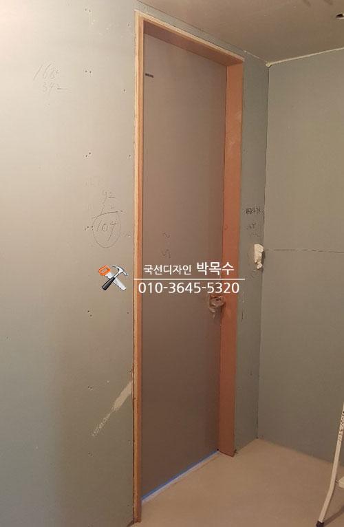 수치가 표기된 벽면과 도어 프레임