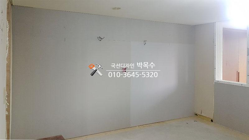 벽면 구멍과 철근이 보이는 기초 공사 상태