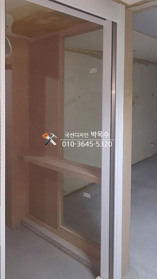 유리 패널 도어의 틀 설치 과정