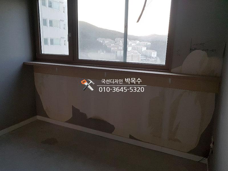 창문 앞 발코니 공간에 평상을 제작 중인 과정