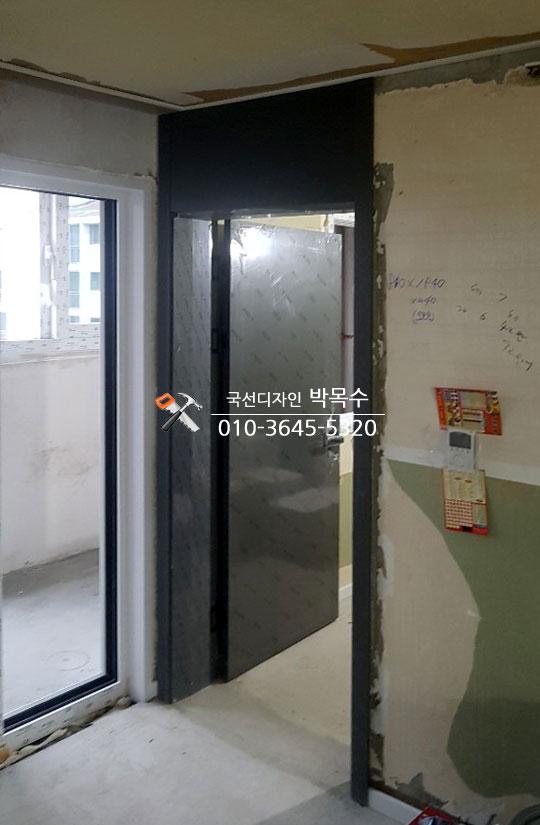 여닫이 도어의 힌지와 프레임 상부