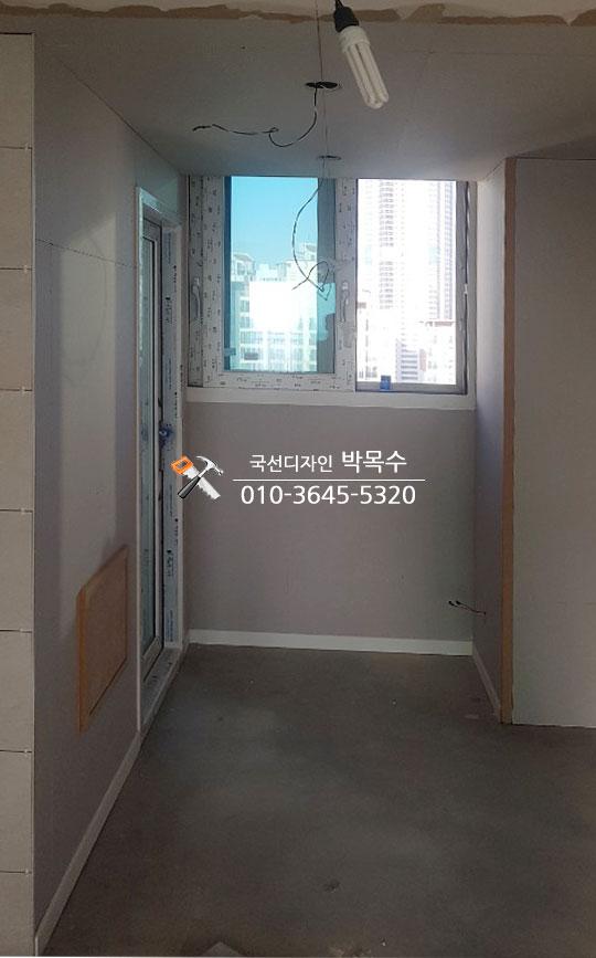 흰색 마감 처리된 복도와 콘크리트 바닥
