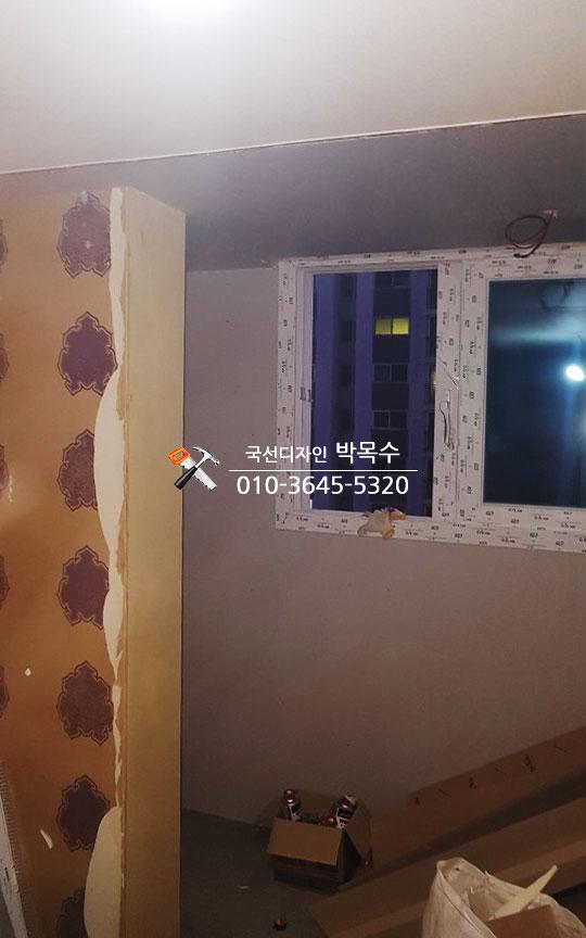 벽지 패턴과 창호 프레임이 보이는 시공 중인 공간