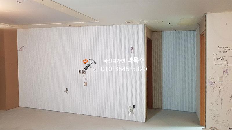 벽면과 손잡이가 보이는 목공 수공구의 모습