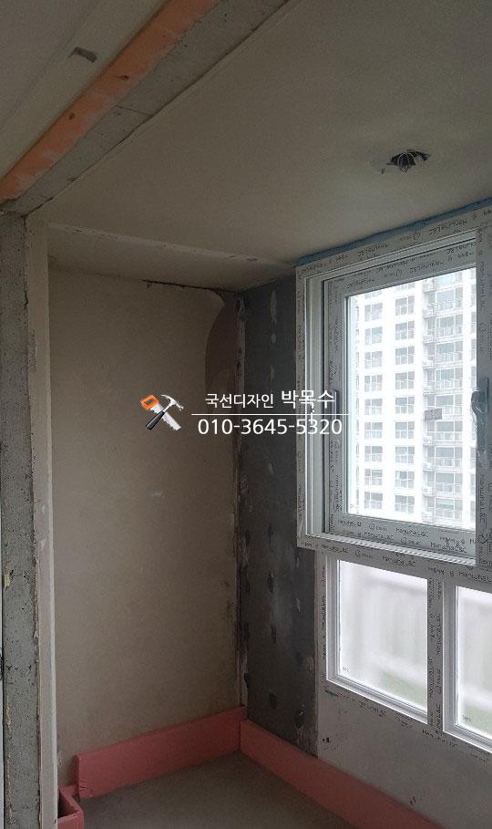벽면 마감 전 단열 공사가 진행 중인 실내