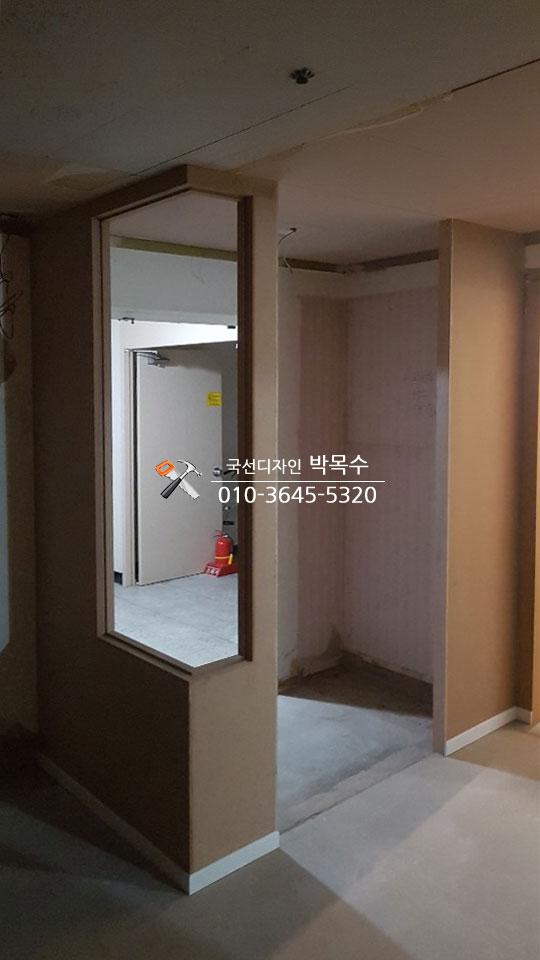 벽면이 노출된 복도 공간의 기초 상태