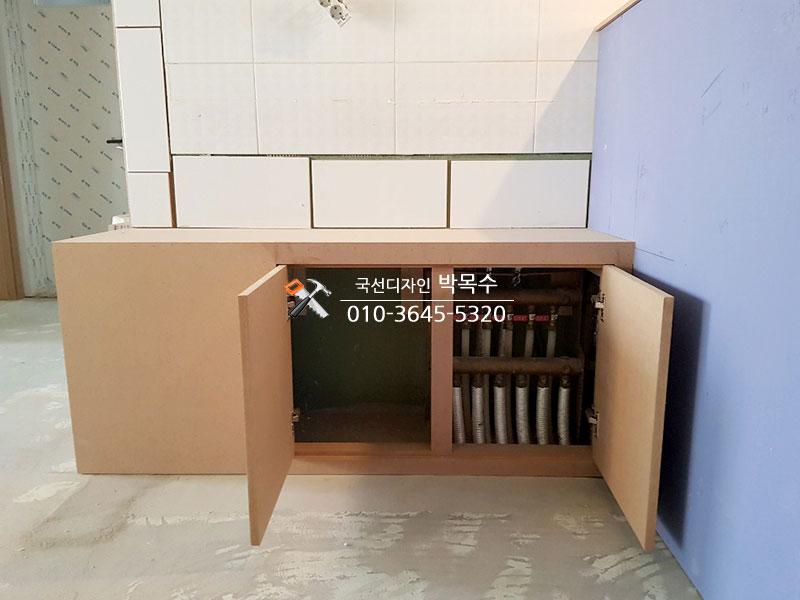 수납장 내부의 배관 및 전기 설비 노출 상태