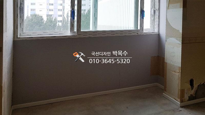 창문 틀과 벽면의 접합부 시공 상태