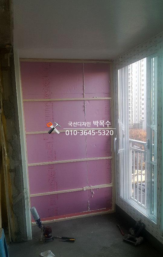 접착제 카트리지와 수공구가 놓인 작업 현장