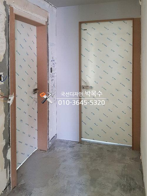 도어 패널이 부착된 복도 마감 과정