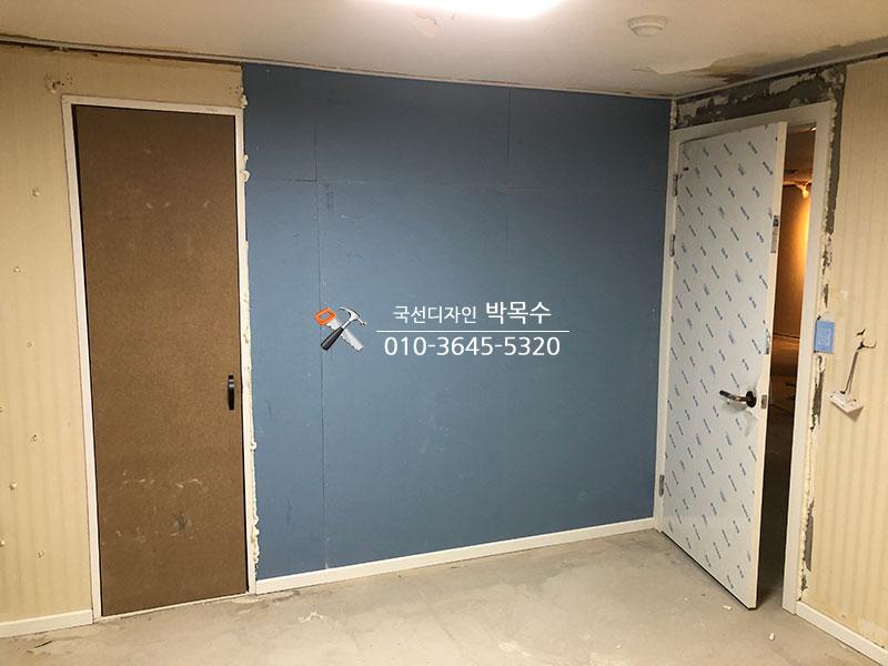 파란색 벽면과 서로 다른 색상의 도어들이 설치된 모습