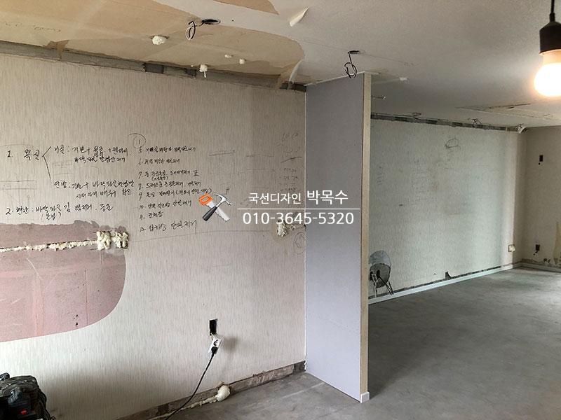 마감재 설치 전 전선과 소켓을 정리한 벽면