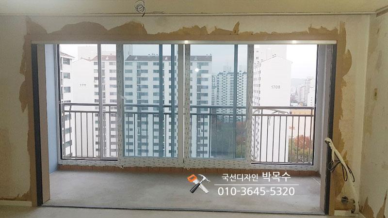 슬라이딩 창호 주변의 벽면 마감 과정