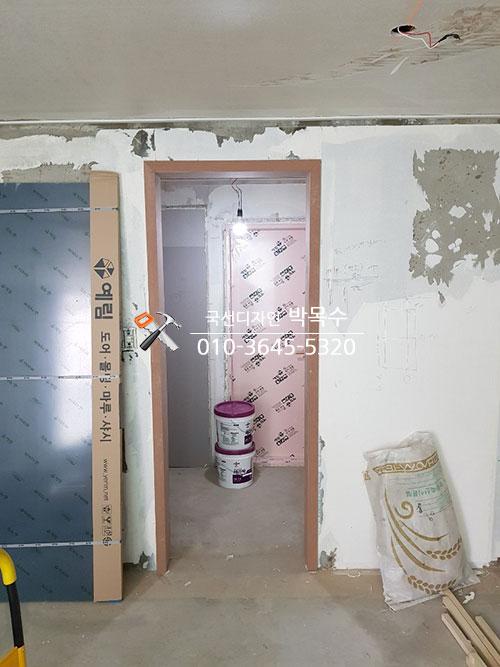 분홍색과 파란색 보온재가 채워진 벽면 내부