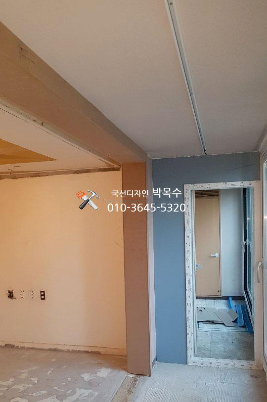 유리문과 전기 소켓이 설치된 베이지 톤의 복도