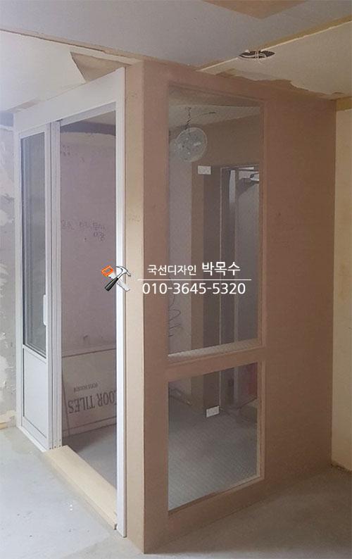설치된 흰색 프레임 슬라이딩 도어와 유리 패널
