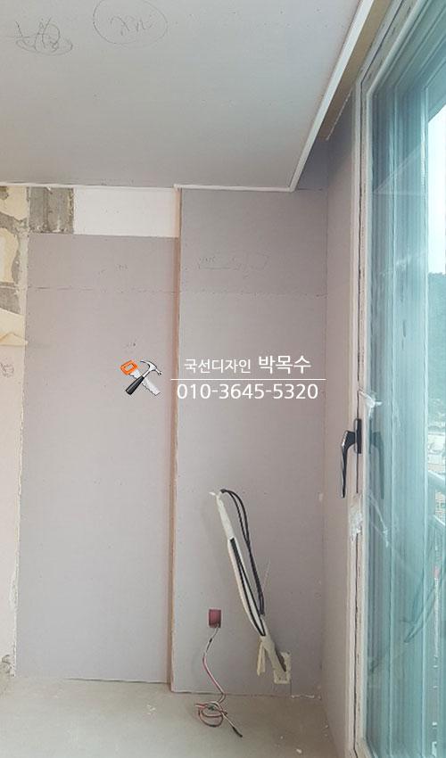 전기 소켓이 노출된 발코니의 벽면 마감 상태