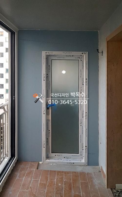 폴딩틀과 터닝도어 시공을 앞둔 발코니 공간