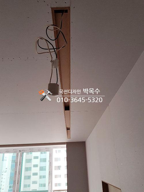 도어 틀을 마감하는 목공 작업