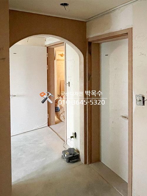 복도 도어의 최종 고정 상태를 확인하는 모습