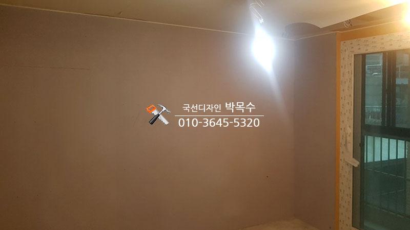 베이지색 벽면과 유리문 창호가 설치된 방 내부