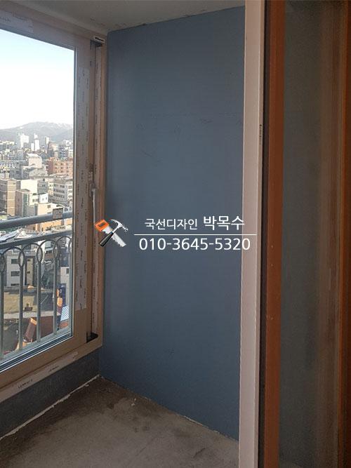 파란색 벽면과 창호가 보이는 발코니