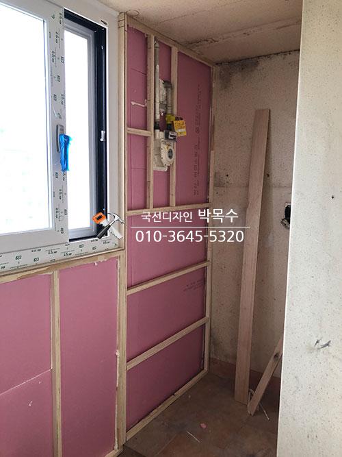 핑크색 보온재와 목재 프레임으로 채운 창호 단열면