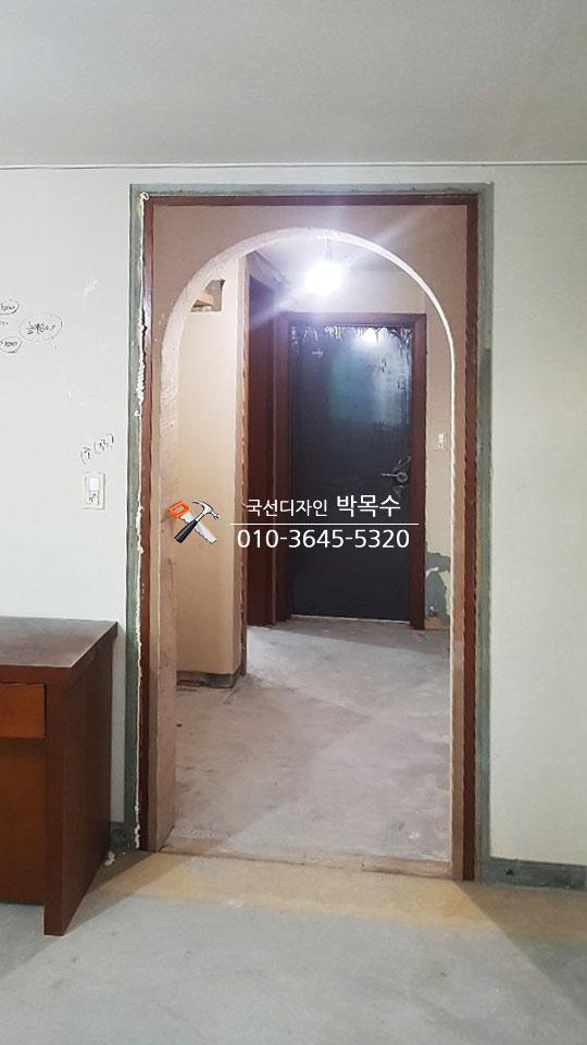 복도에 설치된 아치형 게이트의 모습