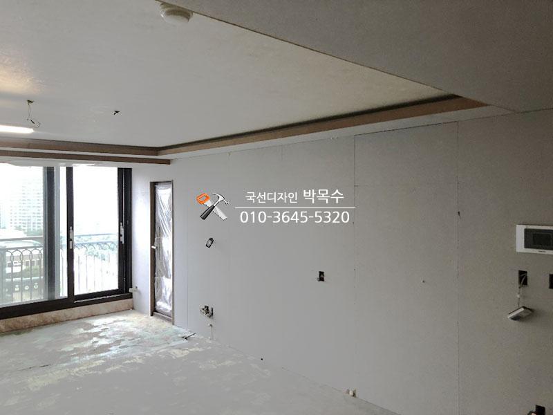 창문과 문이 있는 공사 중인 실내