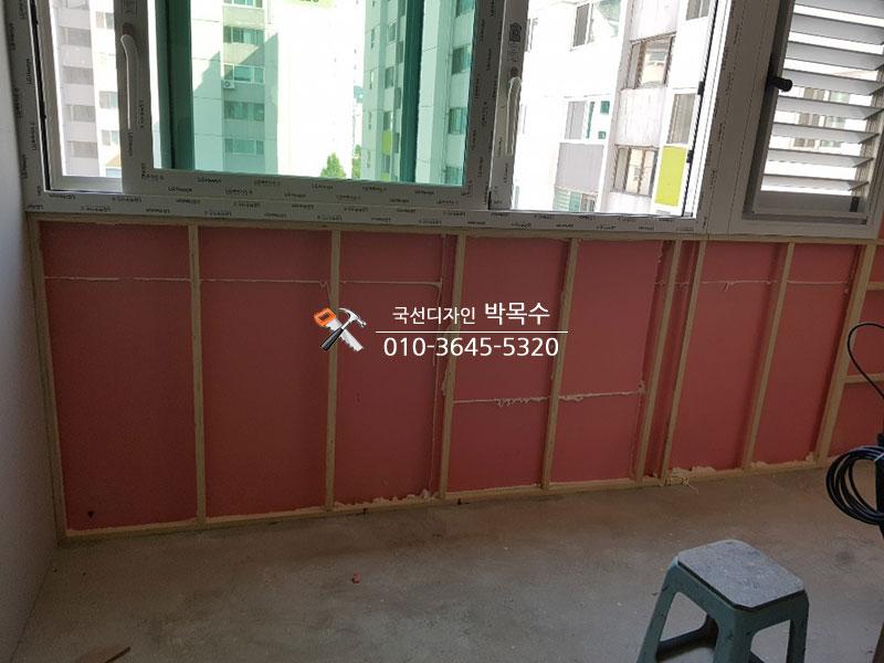 창호 프레임과 붉은색 보드가 맞닿은 근접 구조