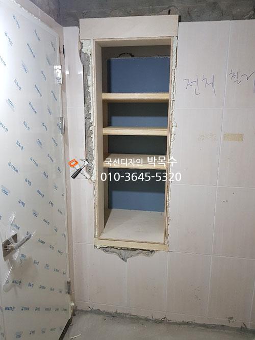 전체 철거 표시가 된 시공 전의 벽면 상태