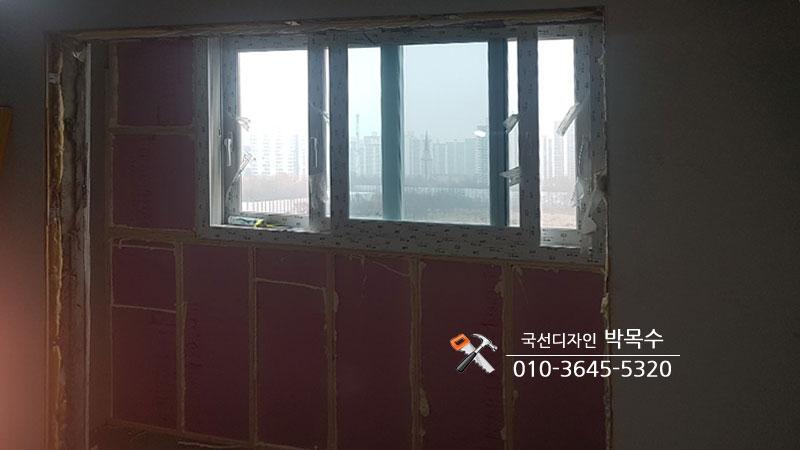 창호 주변에 밀착 부착된 붉은색 아이소핑크 단열재
