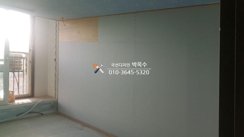 목재 보드가 노출된 벽면 마감재 설치 과정