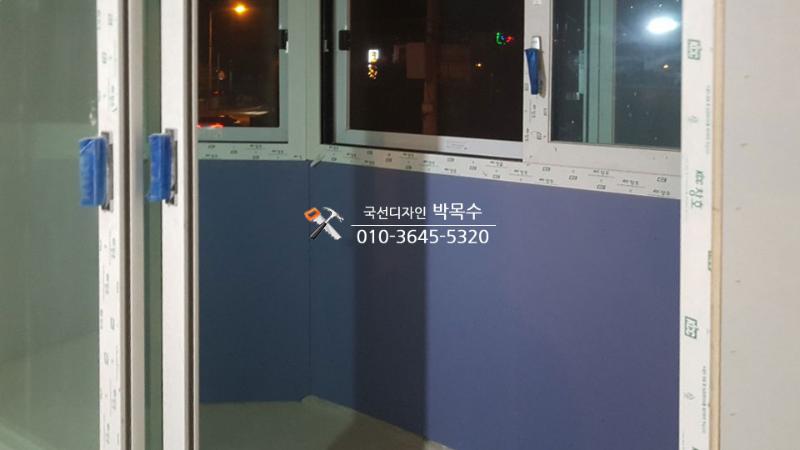 파란색 마감재와 유리 패널이 보이는 공간