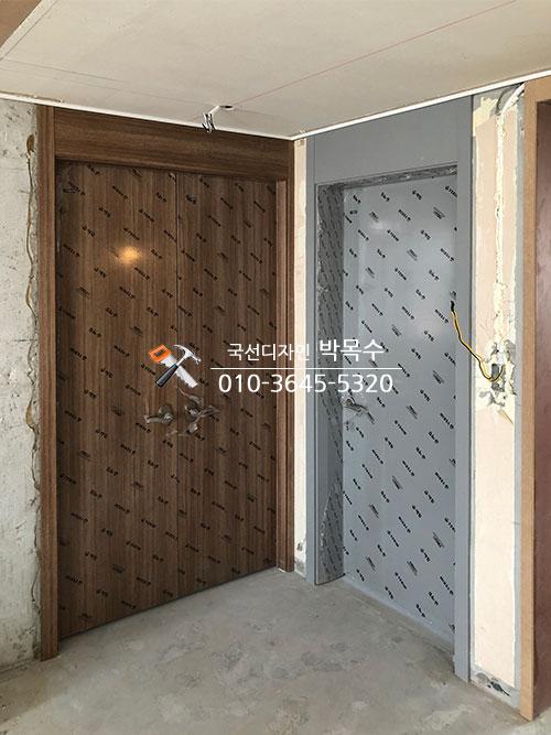 보호 필름이 부착된 도어와 공사 중인 벽면