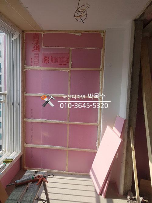 접착제 카트리지와 수공구가 놓인 모습