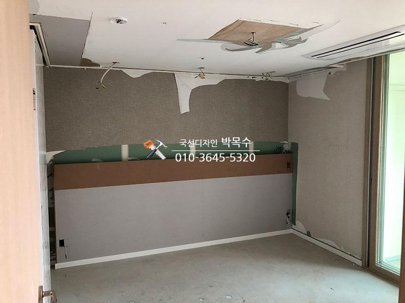 간접등 박스 설계를 위해 천장을 부분 철거한 모습