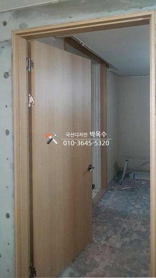 바닥 마감 전 문틀 주변 작업 모습