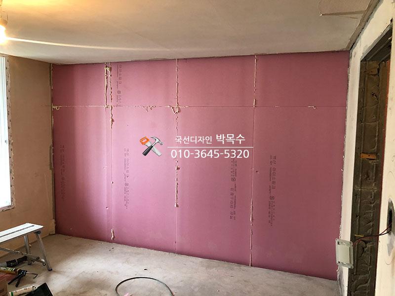 분홍색 보조재가 설치된 벽면과 작업 공간