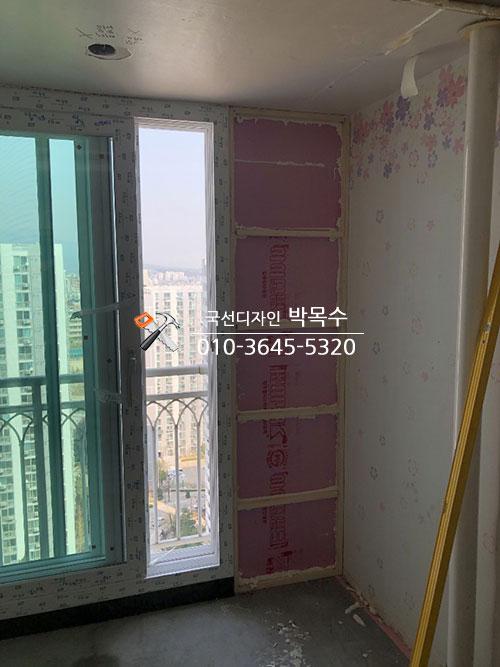 단열재 위에 석고보드를 부착하여 벽면을 만드는 과정