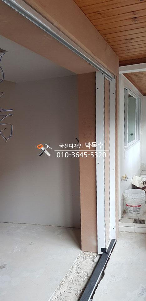 목재 패널 천장과 문틀 설치 과정