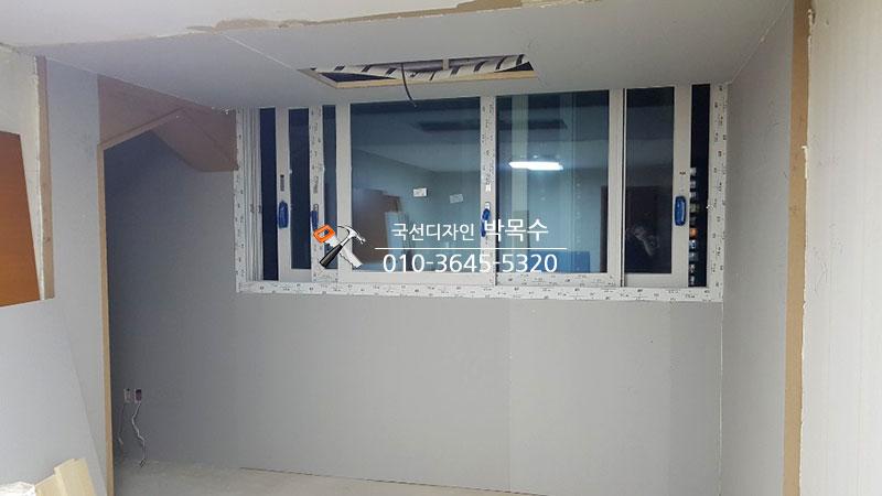 흰색 보드로 마감된 벽면과 흰색 프레임의 창호