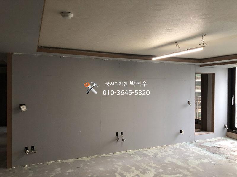 전기 소켓이 설치된 회색 마감 벽면