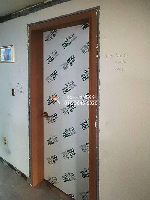 여닫이 도어의 상부 힌지와 프레임