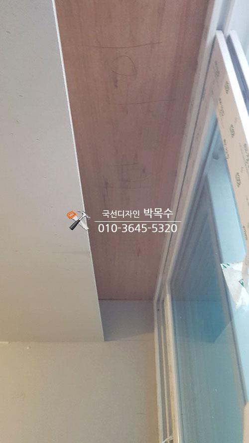 흰색 프레임 창호와 목재 패널의 접점